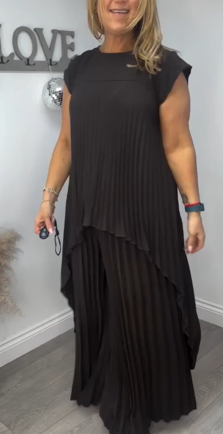 Ensemble Laney avec des tops midi plissés à manches courtes irrégulières et un pantalon à taille large et élastique