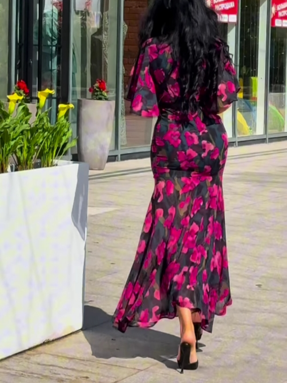 Emmie| Robe imprimée à manches trompette et décolleté en V rétro