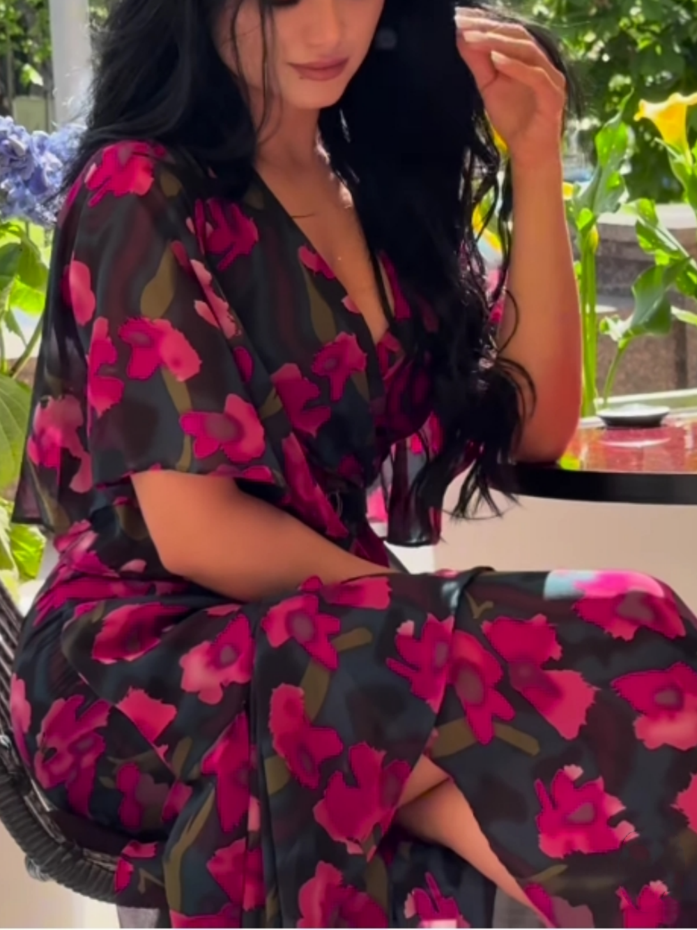 Emmie| Robe imprimée à manches trompette et décolleté en V rétro