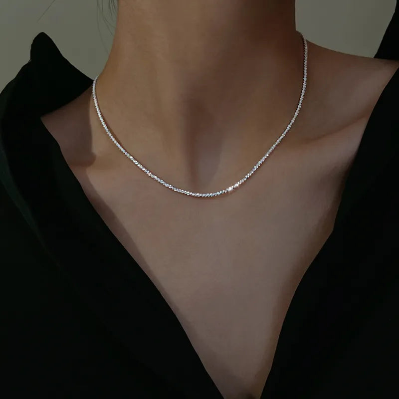 Collier ras-du-cou élégant